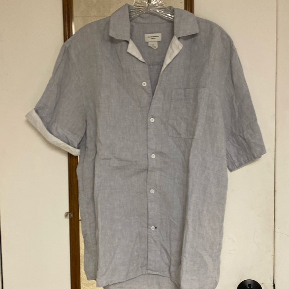 Club Monaco men's linen short sleeve button down. Light blue/gray .